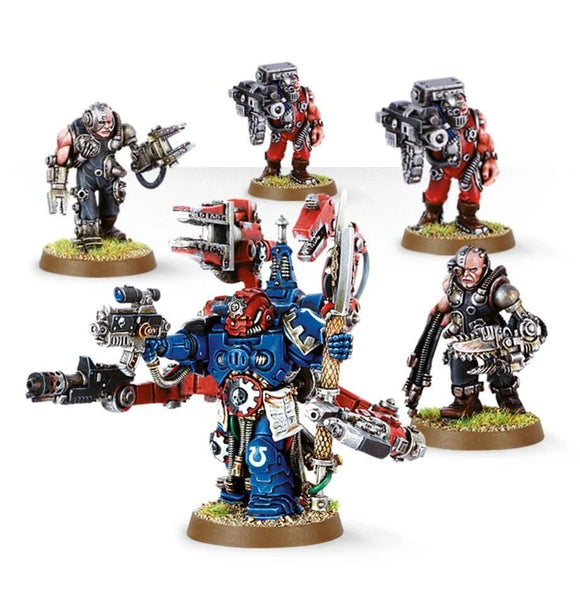 Warhammer 40K Space Marines: Techmarine with Servitors Miniatures Games Workshop   